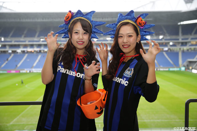 ピッチを背景に美女2人の記念撮影！【明治安田Ｊ１ 第31節 Ｇ大阪vs仙台】