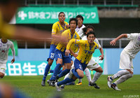 2試合連続ゴールを狙ってFKからのボールに飛び込む牛之濵 拓（栃木）【明治安田Ｊ３ 第29節 栃木vs藤枝】