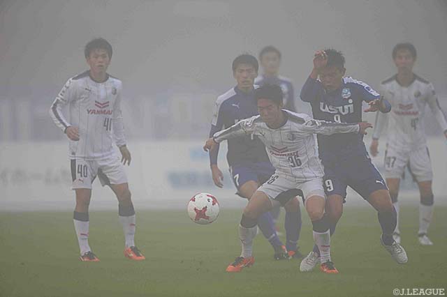 試合途中から発生した濃霧が両チームの選手を苦しめた【明治安田Ｊ３ 第29節 沼津vsＣ大23】