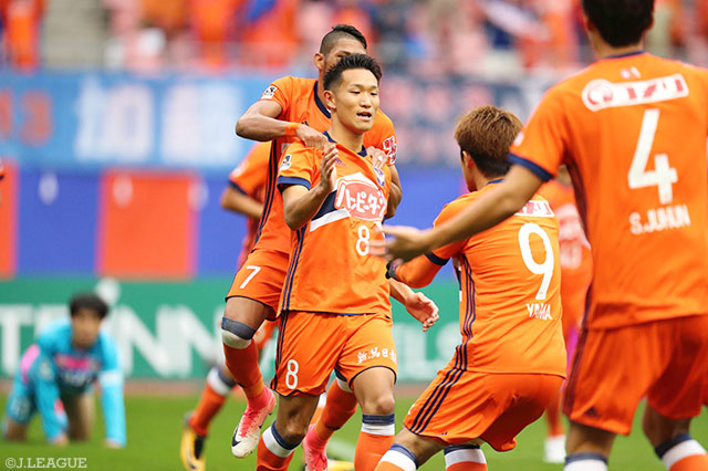 先制ミドルをゴール左隅へ豪快に決めた小泉 慶（新潟）【明治安田Ｊ１ 第31節 新潟vs鳥栖】