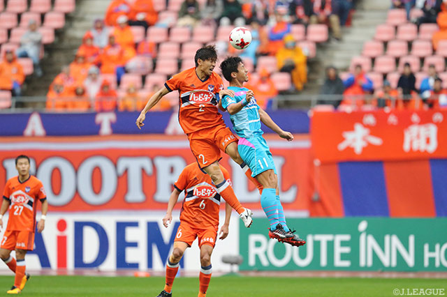豊田 陽平（鳥栖）との空中戦を制す大野 和成（新潟）【明治安田Ｊ１ 第31節 新潟vs鳥栖】