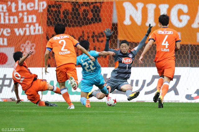 池田 圭（鳥栖）がゴールに迫るも新潟守備陣が決死のブロック【明治安田Ｊ１ 第31節 新潟vs鳥栖】