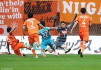 池田 圭（鳥栖）がゴールに迫るも新潟守備陣が決死のブロック【明治安田Ｊ１ 第31節 新潟vs鳥栖】