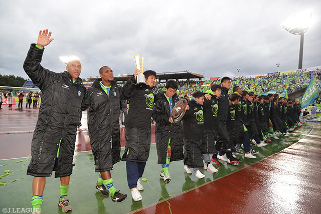 Ｊ２優勝とＪ１昇格を祝うラインダンスでスタジアム内のボルテージは頂点に【明治安田Ｊ２ 第39節 湘南vs岡山】