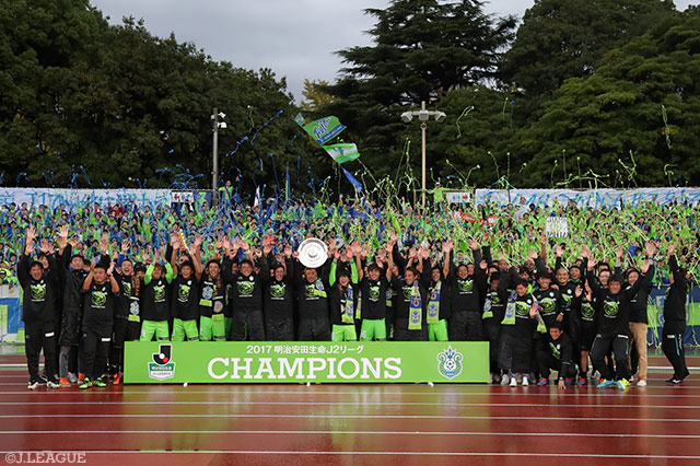 ファン・サポーターと共に歓喜の瞬間を分かち合った湘南の選手とスタッフ【明治安田Ｊ２ 第39節 湘南vs岡山】