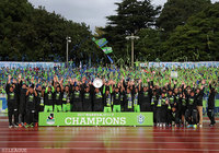 ファン・サポーターと共に歓喜の瞬間を分かち合った湘南の選手とスタッフ【明治安田Ｊ２ 第39節 湘南vs岡山】