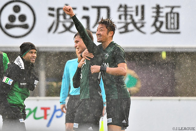 松本の同点ゴールを決めた高崎 寛之が逆転弾を決めたパウリーニョを祝福【明治安田Ｊ２ 第39節 松本vs岐阜】