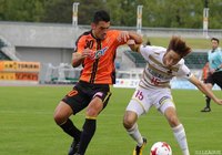 残留のためにも負けられない両チーム。ボールを競り合うアベル ルシアッティ（山口）と宮崎 幾笑（金沢）【明治安田Ｊ２ 第39節 山口vs金沢】