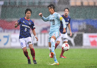 かつてのチームメイト、中町 公祐（横浜FM）とマッチアップする中村 俊輔（磐田）【明治安田Ｊ１ 第31節 磐田vs横浜FM】
