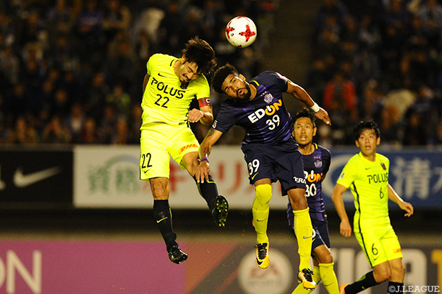 Ｊ１残留に向けて勝点3が欲しい広島の攻撃を跳ね返す阿部 勇樹（浦和）【明治安田Ｊ１ 第31節 広島vs浦和】