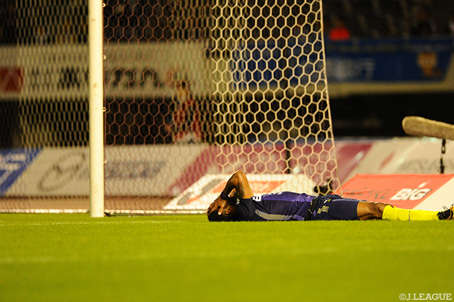 ゴールを決めきれず倒れ込んで頭を抱えるパトリック（広島）【明治安田Ｊ１ 第31節 広島vs浦和】