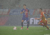 台風22号の影響で激しい雨が降る中で迎えたキックオフ【明治安田Ｊ１ 第31節 FC東京vs清水】