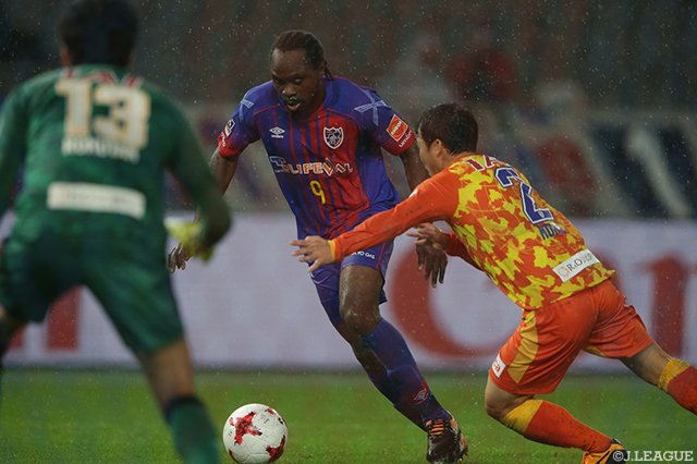 雨の影響を感じさせないボールコントロールで清水ゴールに迫ったピーター ウタカ（FC東京）【明治安田Ｊ１ 第31節 FC東京vs清水】