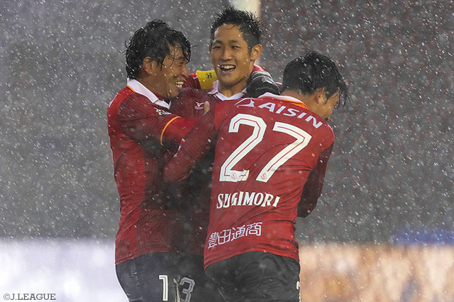 激闘の幕開けとなる先制点を決めた青木 亮太（名古屋）【明治安田Ｊ２ 第39節 名古屋vs群馬】