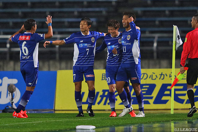 阪野 豊史（#11）の今季11点目で先手を取った山形【明治安田Ｊ２ 第39節 山形vs愛媛】