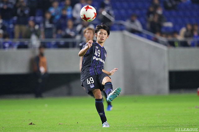 狙い澄ましたロングシュートでＪ初得点となる同点ゴールを奪った芝本 蓮（Ｇ大23）【明治安田Ｊ３ 第29節 Ｇ大23vs北九州】