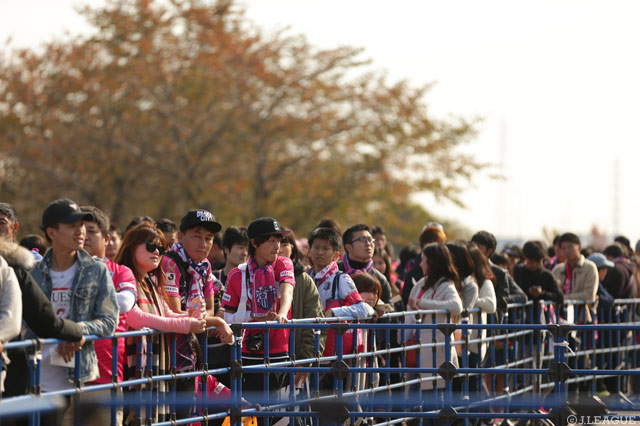 スタジアムの会場を心待ちにするＣ大阪サポーター【ルヴァンカップ 決勝 Ｃ大阪vs川崎Ｆ】