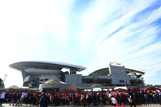 晴天の下、決勝の地・埼玉スタジアム２００２に集う両サポーター【ルヴァンカップ 決勝 Ｃ大阪vs川崎Ｆ】
