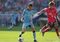 ドリブルで仕掛ける小林 悠（川崎Ｆ）【ルヴァンカップ 決勝 Ｃ大阪vs川崎Ｆ】