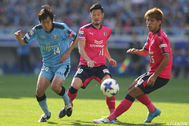 攻撃の起点としてパスを出す中村 憲剛（川崎Ｆ）【ルヴァンカップ 決勝 Ｃ大阪vs川崎Ｆ】