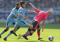 激しく競り合うエウシーニョ（川崎Ｆ）とソウザ（Ｃ大阪）【ルヴァンカップ 決勝 Ｃ大阪vs川崎Ｆ】