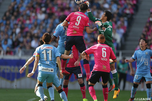 空中戦で競り合う杉本 健勇（Ｃ大阪）とチョン ソンリョン（川崎Ｆ）【ルヴァンカップ 決勝 Ｃ大阪vs川崎Ｆ】