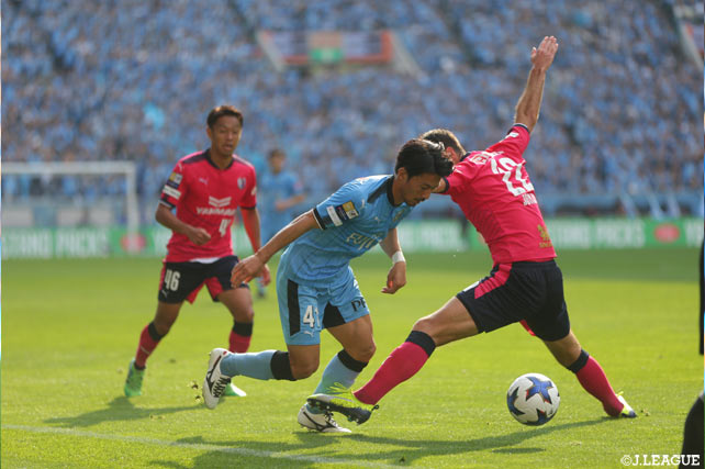 果敢にドリブルで突破を試みる家長 昭博（川崎Ｆ）【ルヴァンカップ 決勝 Ｃ大阪vs川崎Ｆ】