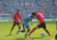 果敢にドリブルで突破を試みる家長 昭博（川崎Ｆ）【ルヴァンカップ 決勝 Ｃ大阪vs川崎Ｆ】