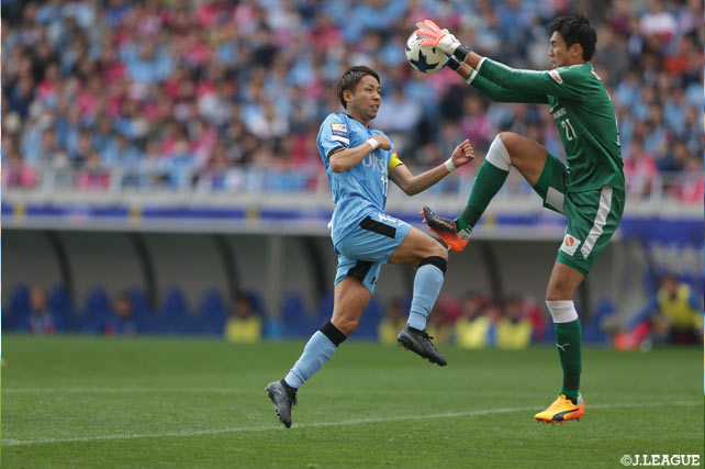 キム ジンヒョン（Ｃ大阪）がボールを収めるも、諦めずに追いかける小林 悠（川崎Ｆ）【ルヴァンカップ 決勝 Ｃ大阪vs川崎Ｆ】