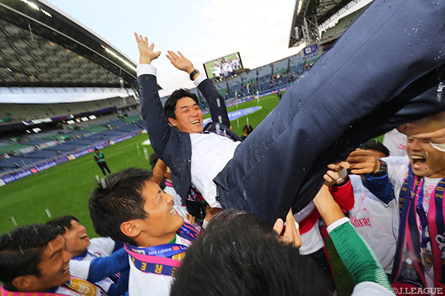 Ｃ大阪を初優勝に導き、胴上げを受ける尹晶煥監督【ルヴァンカップ 決勝 Ｃ大阪vs川崎Ｆ】