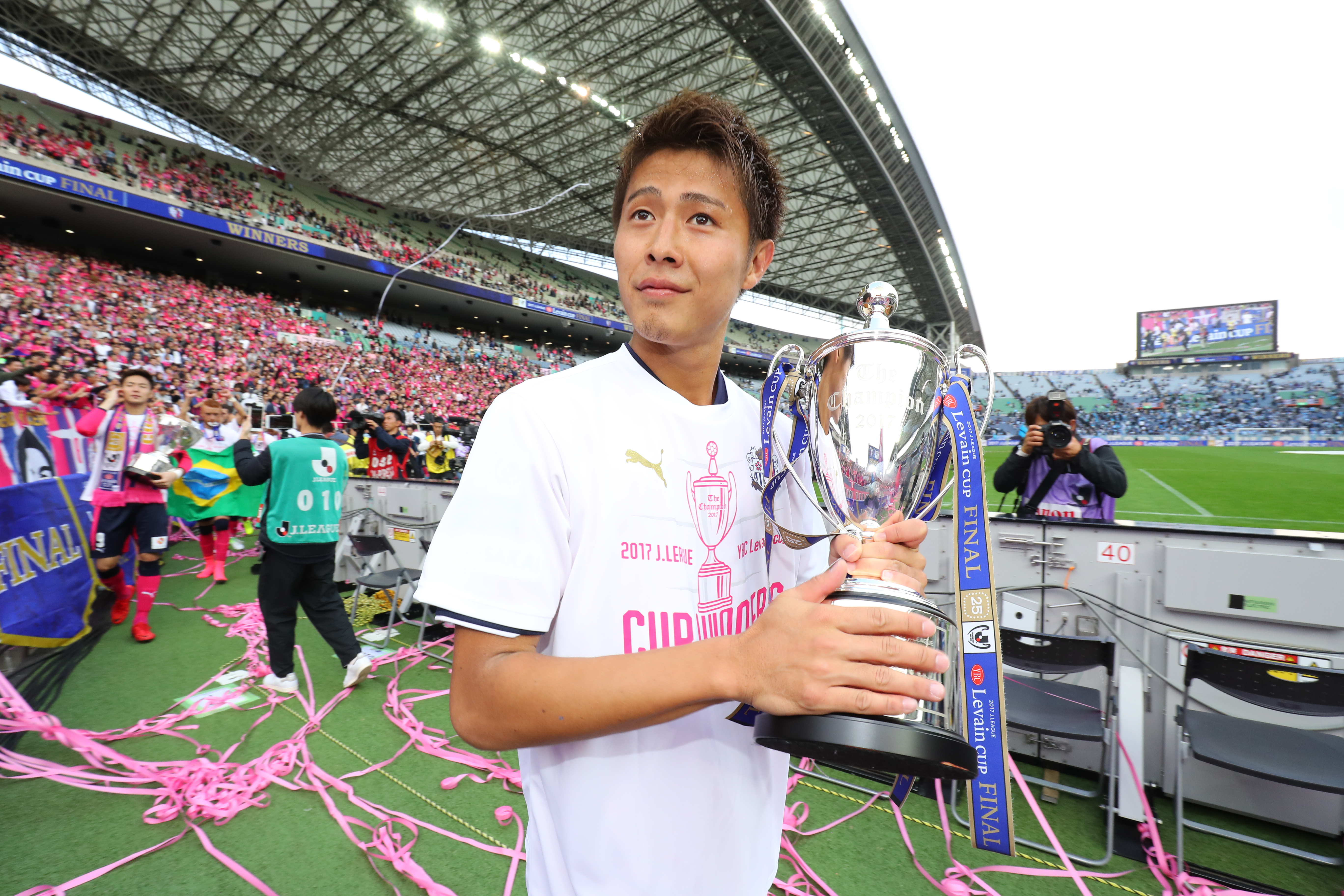 悲願の優勝カップを手にしたキャプテンの柿谷 曜一朗（Ｃ大阪）【ルヴァンカップ 決勝 Ｃ大阪vs川崎Ｆ】