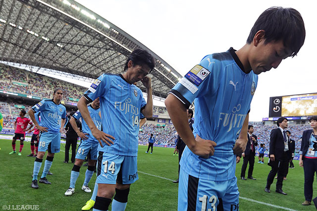 川崎Ｆは悲願のタイトルに手が届かず、肩を落とす中村 憲剛（#14）と三好 康児（#13）【ルヴァンカップ 決勝 Ｃ大阪vs川崎Ｆ】
