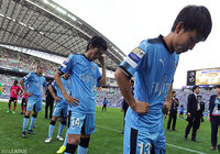 川崎Ｆは悲願のタイトルに手が届かず、肩を落とす中村 憲剛（#14）と三好 康児（#13）【ルヴァンカップ 決勝 Ｃ大阪vs川崎Ｆ】