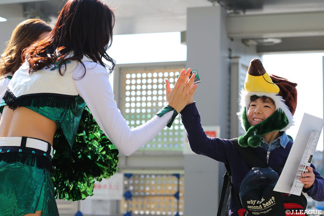 東京Ｖのパフォーマンスチームの皆さんがハイタッチでお出迎え！【明治安田Ｊ２ 第40節 東京Ｖvs山口】