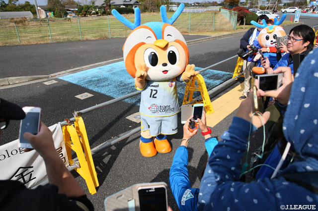 ヴィヴィくんを囲んで写真撮影会！【明治安田Ｊ２ 第40節 水戸vs長崎】