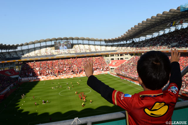 真っ赤なスタジアムで早くも応援モード全開！【明治安田Ｊ１ 第32節 鹿島vs浦和】