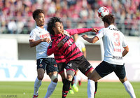 赤嶺 真吾（岡山）は粘り強いプレーから決定機を迎えるも得点ならず【明治安田Ｊ２ 第40節 岡山vs名古屋】