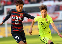 中盤で火花を散らす三竿 健斗（鹿島）と長澤 和輝（浦和）【明治安田Ｊ１ 第32節 鹿島vs浦和】