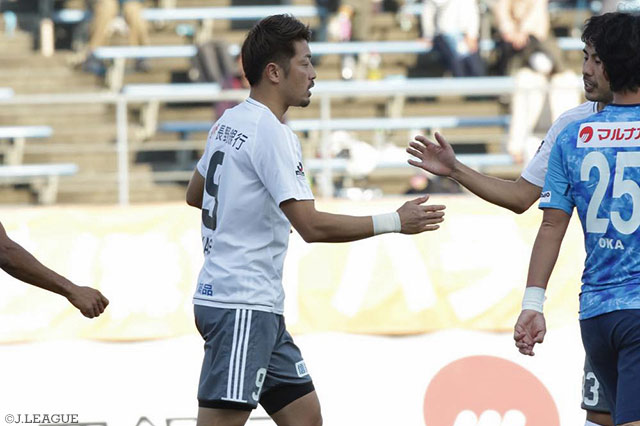 自ら得たPKをゴール右に決め、先制点を挙げた高崎 寛之（松本）【明治安田Ｊ２ 第40節 讃岐vs松本】