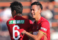 打点の高い先制ヘッドを決め、今季リーグ戦15点目を挙げた佐藤 洸一（金沢）【明治安田Ｊ２ 第40節 金沢vs岐阜】