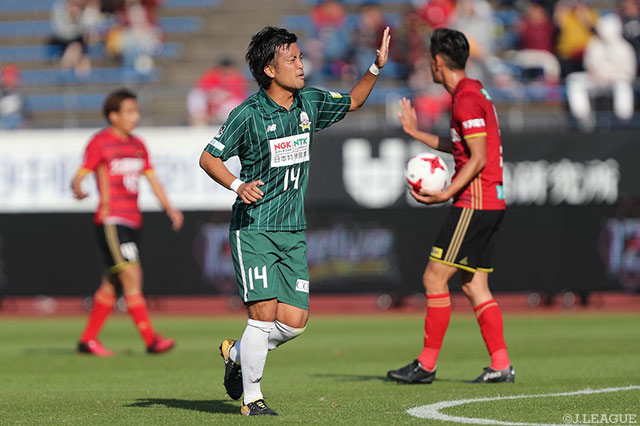 32分に同点ゴールを落ち着いて押し込んだ風間 宏矢（岐阜）【明治安田Ｊ２ 第40節 金沢vs岐阜】