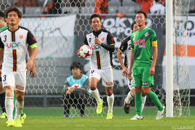 後半から出場し、同点弾となるオウンゴールを誘発した岸田 和人（山口）【明治安田Ｊ２ 第40節 東京Ｖvs山口】