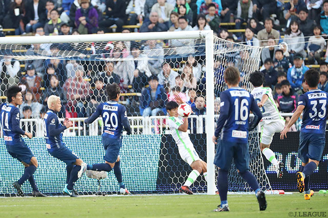 石川 俊輝がタイトな角度からねじ込み、同点に追い付いた湘南【明治安田Ｊ２ 第40節 福岡vs湘南】