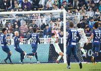 石川 俊輝がタイトな角度からねじ込み、同点に追い付いた湘南【明治安田Ｊ２ 第40節 福岡vs湘南】