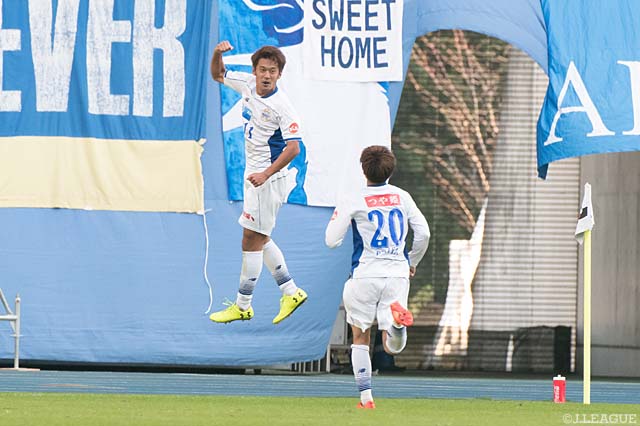 88分、ゴールを決めてジャンピングガッツポーズの阪野 豊史（山形）【明治安田Ｊ２ 第40節 大分vs山形】