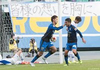 90分に同点弾の大津 耀誠（大分）は、逆転を狙ってボールを持ってセンターサークルへ【明治安田Ｊ２ 第40節 大分vs山形】