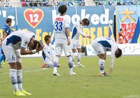 試合終了間際の失点で、手にしかけた勝点3が1に変わり、呆然とした表情の山形の選手たち【明治安田Ｊ２ 第40節 大分vs山形】