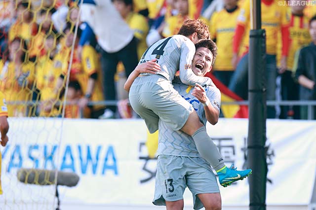 前半終了間際の上形 洋介（#13）のゴールで、一時は栃木が逆転【明治安田Ｊ３ 第30節 北九州vs栃木】