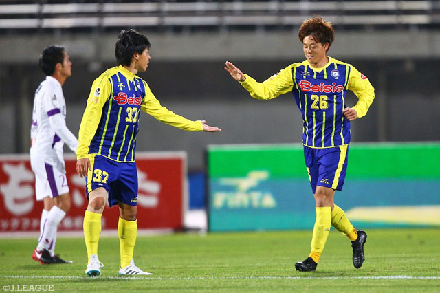 GKの逆を突く先制PKで今季リーグ戦10点目を挙げた高井 和馬（群馬 #26）【明治安田Ｊ２ 第40節 群馬vs京都】