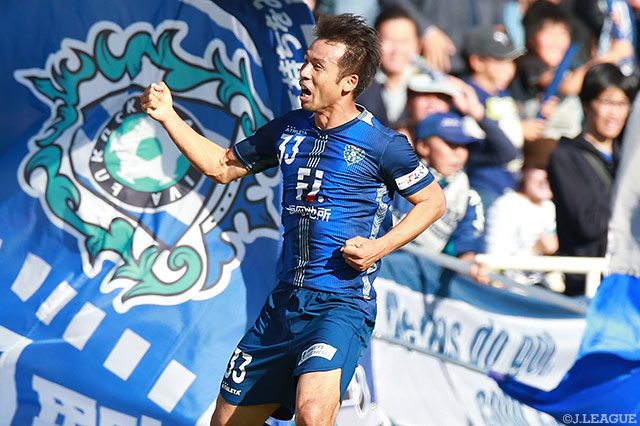 巧みなボレーシュートで先制点を奪取した山瀬 功治（福岡）【明治安田Ｊ２ 第41節 福岡vs松本】